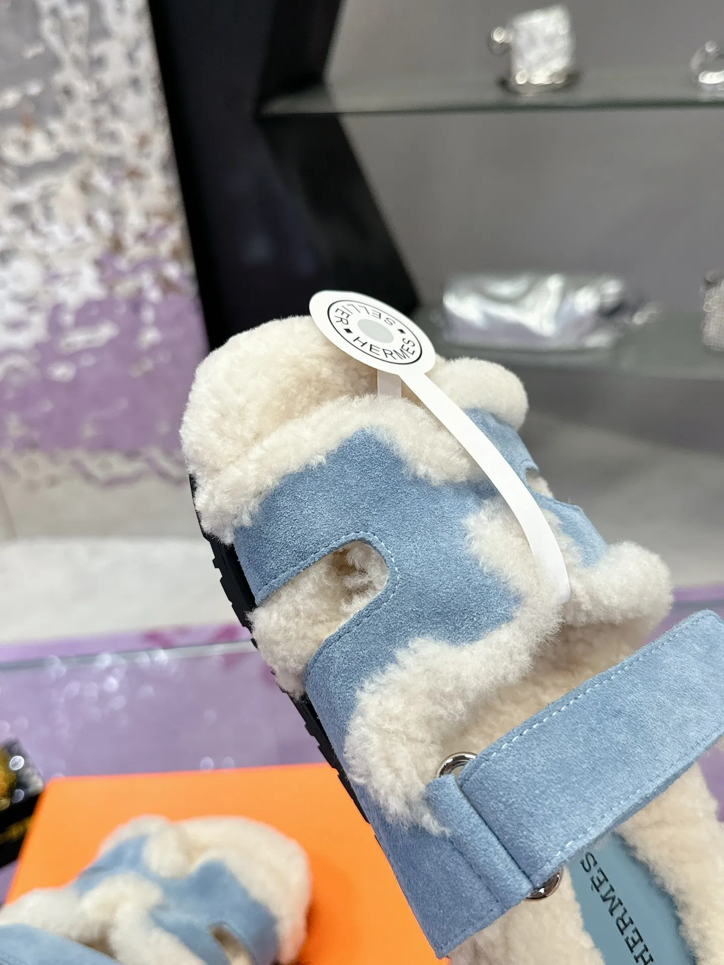 Factory price: 500💰 HERMES💗Ai Ma’s classic hot style second uncle🐑wool mop🆕 is coming. A must-have item for autumn and winter ✅ Versatile and fashionable at home and out on the street 🍀The colors are extremely colorful! Walking Tuscany! T men's shoes 💰R non-slip outsole super light ️ super comfortable on the feet without any binding feeling I can't stop drinking coffee ☕ my second uncle's slippers I can't take off Size number: 35-40 (41 made to order, non-refundable)